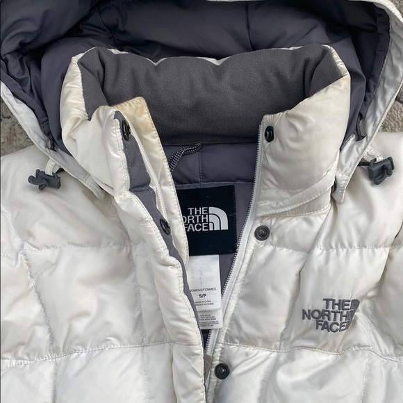 The North Face Women's White Puffer Coat - Picture 4 of 12